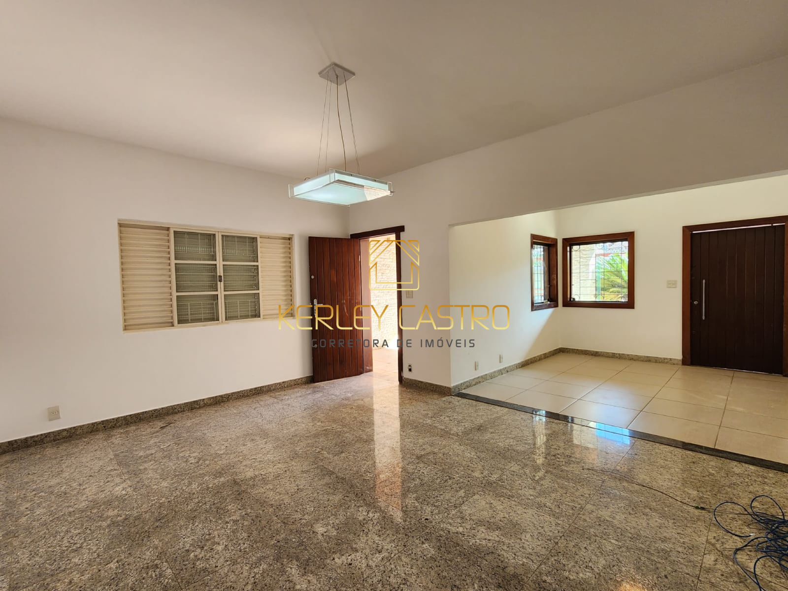 VENDO ÓTIMA CASA DE 04 QUARTOS NO SANTA RITA 